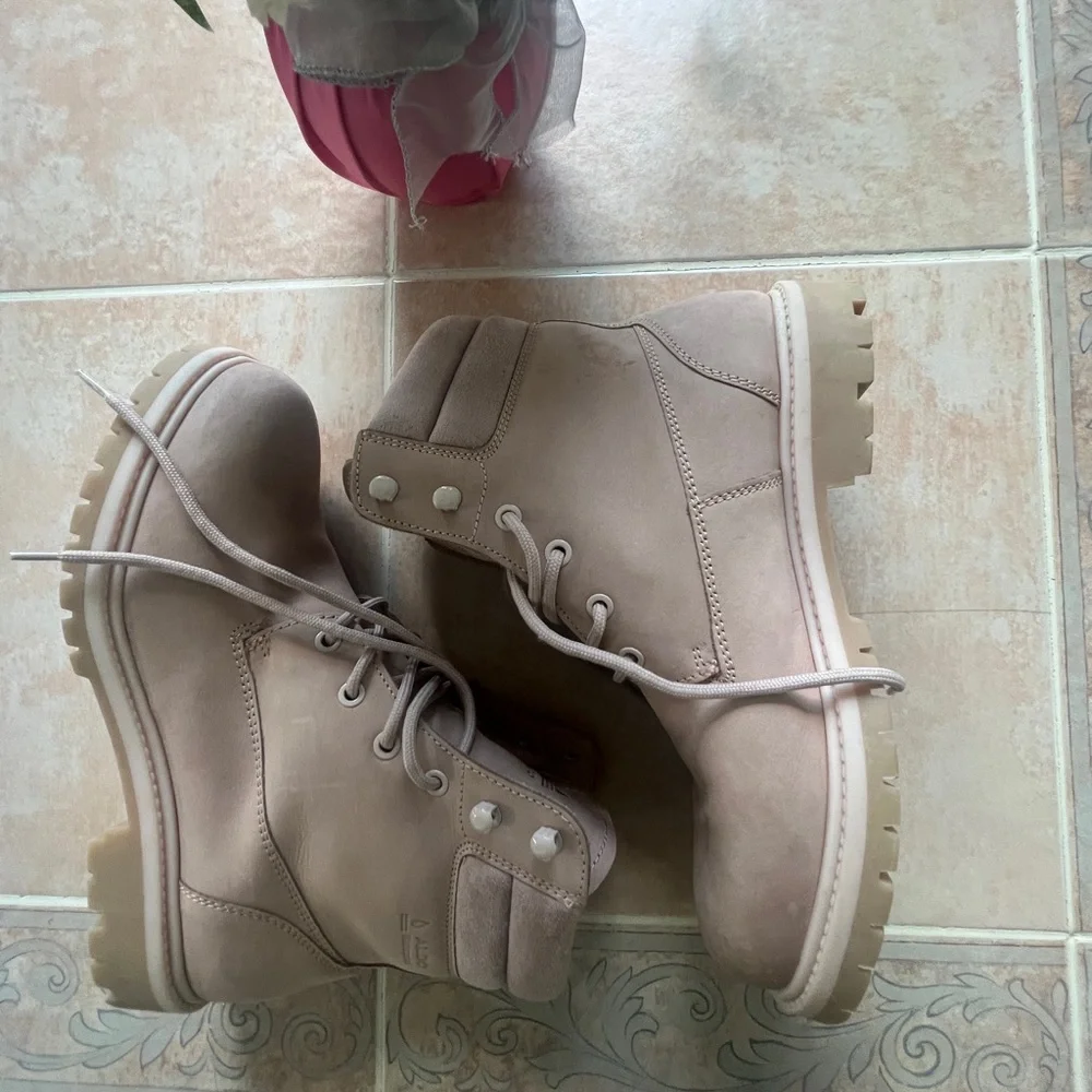 Aldo boots size 9 pink few signs of wear, see the photos for more reference. - Picture 7 of 10